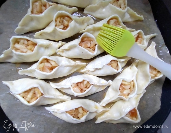 Смазать топленым маслом или желтком.