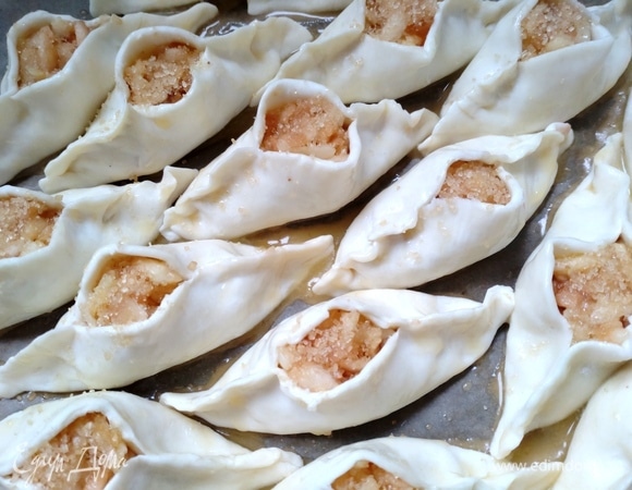 В центр насыпать коричневый сахар.