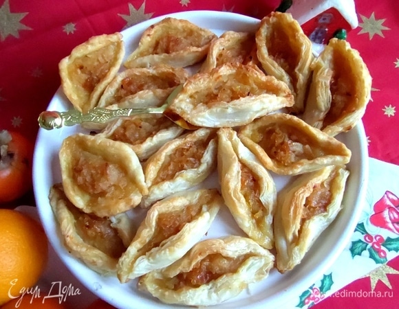 В духовке выпекаем до готовности теста, пока не станет хрустящим.