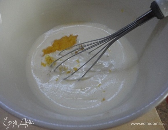 Взбиваем яйца с сахаром и ванильным сахаром добела, добавляем растительное масло и соединяем с тыквеным пюре. Перемешиваем венчиком.