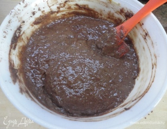 Разделяем тесто на две части. Во вторую добавляем какао, молоко и смешиваем до однородного состояния.