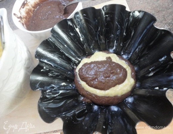 В подготовленную форму с помощью двух ложек выкладываем поочередно два вида теста.