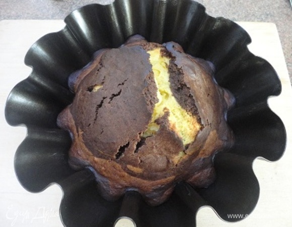 Выпекаем 40–45 минут. Готовность проверяем деревянной шпажкой. Теперь, дорогие мои друзья-подруги, мне нужен ваш совет. Если кекс не надо переворачивать, то эта горка с трещинкой — все нормально. А если надо перевернуть, то приходится срезать эту горку. Подскажите, как в такой ситуации минимизировать образование такой горки? Я вроде и покрутила форму перед выпечкой. Может, форму взять другую?