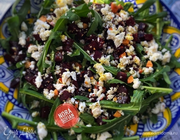 В глубокую тарелку переложить руколу, добавить свеклу, посыпать миндалем, семенами конопли, сверху раскрошить сыр и залить заправкой.