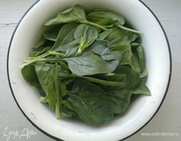 Шпинат перебрать, тщательно вымыть, обсушить бумажным полотенцем.