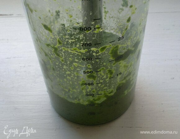 Затем крупно нарезать, положить в стакан блендера, влить 2 ст. л. растительного масла и пюрировать.