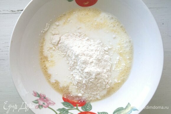 Замесить тесто, постепенно вливая теплое молоко и всыпая порциями муку.
