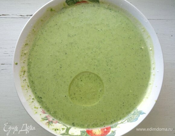 Влить в тесто оставшееся масло, перемешать.