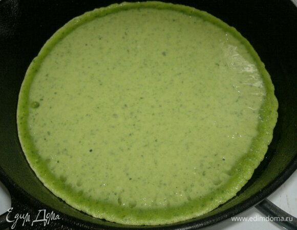 Сковороду разогреть. Перед выпеканием первого блинчика смазать поверхность кусочком сала или растительным маслом. Вылить часть теста, распределяя его по всей окружности.