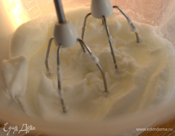 Взбить белки с солью в пену. Белки остались от рецепта крем-пудинга: https://www.edimdoma.ru/retsepty/151418-puding-s-bananami-i-pecheniem.