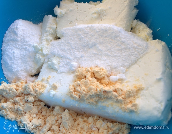 В творог всыпать сахарную пудру, крахмал, ваниль и яичный порошок. Можно использовать сырые желтки, но у меня без них. Без яичного порошка тоже получится.