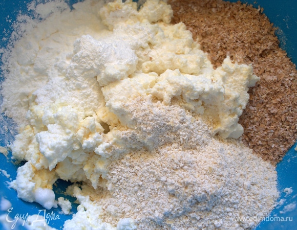 Добавить овсяную муку и отруби. По желанию заменить обычной мукой. Смешать.