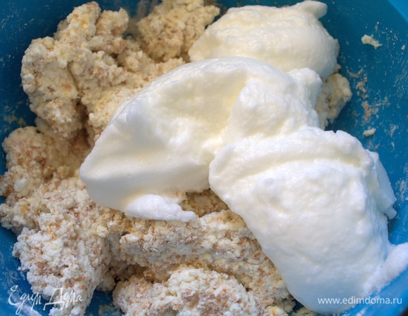 Осторожно перенести взбитые белки.