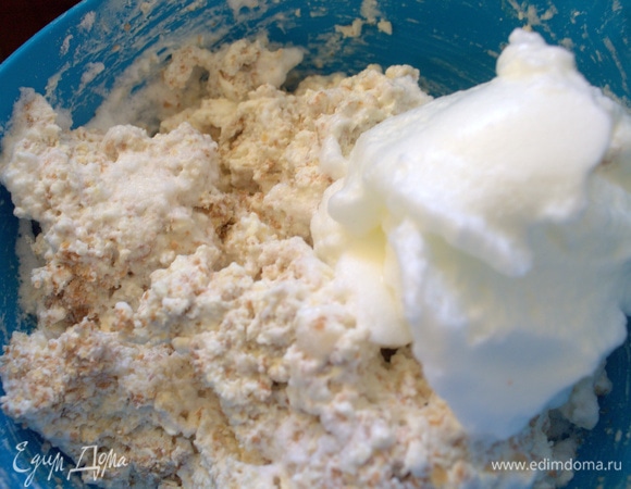 В два приема вмешать.