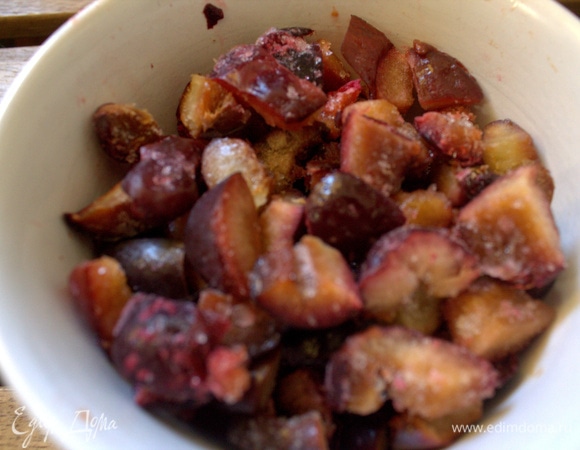 Сливу прямо замороженную нарезать.