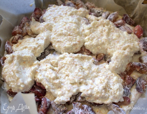 Нанести остальное тесто на сливу.