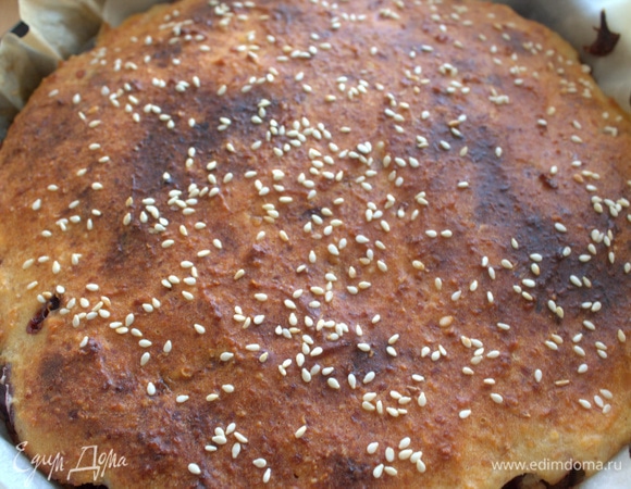 Посыпать кунжутом и выпекать при 180°C 40 минут. У меня пекся 50 минут и сильно зарумянился.