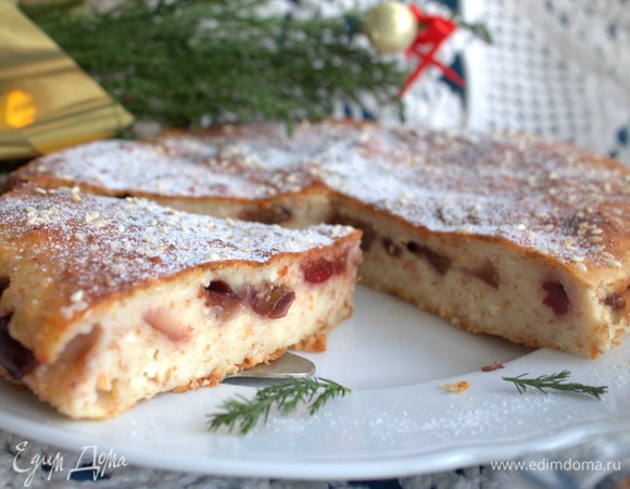 Нарезать на порции творожный пирог-запеканку.