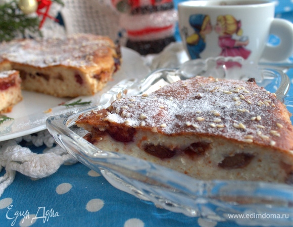 Слива в разрезе смотрится, как изюм. Хорошо добавила кислинку сладкой выпечке.