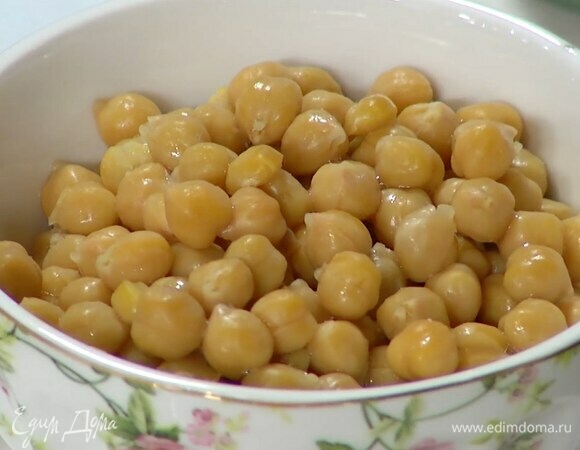 Нут заранее отварить до готовности.