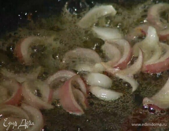 Разогреть в сковороде оливковое и сливочное масло и обжарить лук до карамельного цвета.