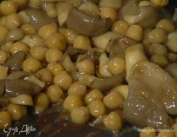 Вешенки, разрезав крупные на части, выложить в сковороду с луком, посолить, посыпать листьями тимьяна и выпарить лишнюю жидкость, затем добавить отваренный нут и, помешивая, обжарить.