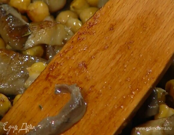 Анчоус добавить к грибам, помешивая, дать ему раствориться и снять сковороду с огня.