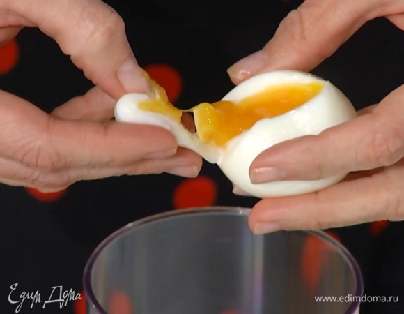 Яйца отварить «в мешочек» и почистить, белки нарезать соломкой, желтки отправить в стакан для взбивания.