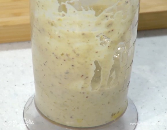 Приготовить заправку: из половинки лимона выжать 1 ст. ложку сока, влить в стакан с желтками, добавить горчицу, анчоусы, 1 ч. ложку каперсов, оливковое масло, яблочный уксус и взбить все погружным блендером.