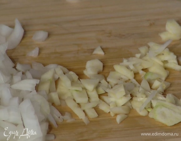 Лук и чеснок почистить и мелко порубить.