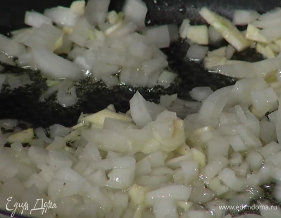 Разогреть в сковороде оливковое масло, выложить лук и чеснок, слегка посолить и обжарить.