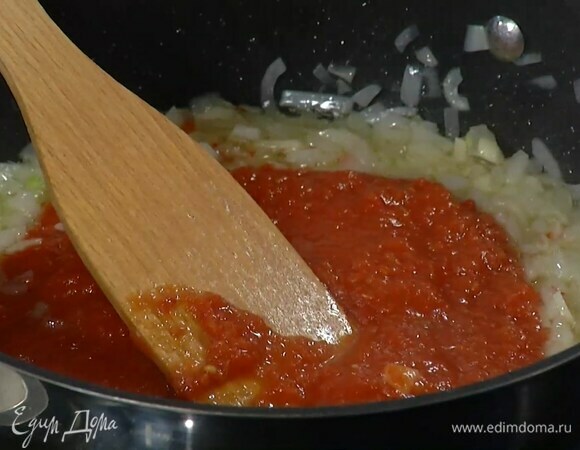 Помидоры в собственном соку добавить в сковороду с овощами, влить соевый соус, всыпать сахар и, помешивая, все прогреть.