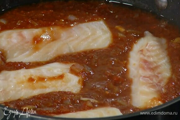 Филе трески выложить сверху на соус, посолить, поперчить, убавить огонь, накрыть крышкой и томить 10–12 минут до готовности рыбы.