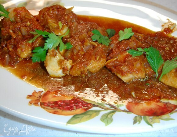 Готовую рыбу украсить листьями петрушки.