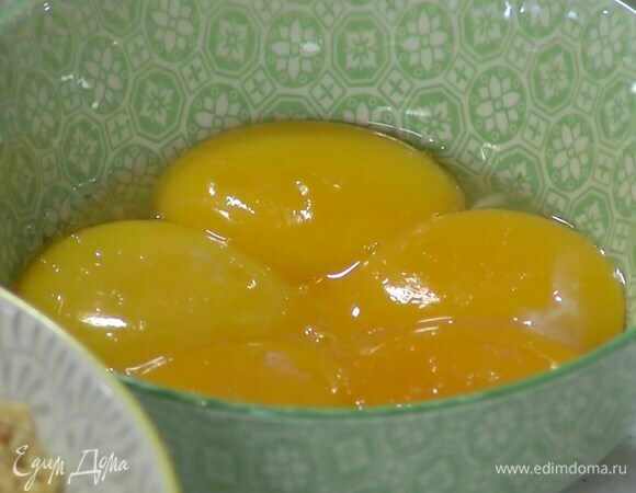 Желтки отделить от белков.