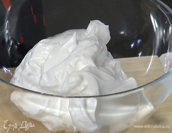 Белки с солью взбить в комбайне на максимальной скорости в устойчивую пену, затем небольшими порциями всыпать половину сахара и взбивать до появления пиков.