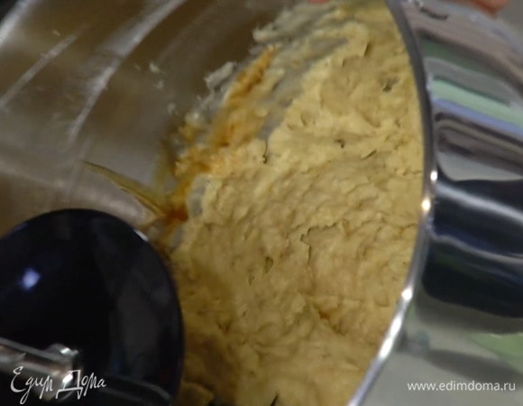 Перемешать 50 г муки с измельченными орехами и разрыхлителем, всыпать все в чашу со взбитыми желтками, добавить ванильный экстракт, 250 г предварительно размягченного сливочного масла и взбить все на небольшой скорости.