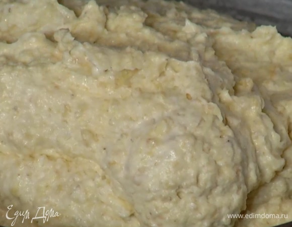 В ореховое тесто небольшими порциями вмешать взбитые белки.