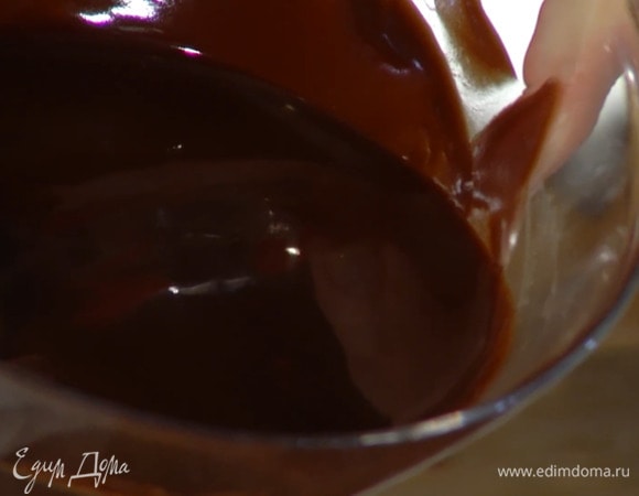 Приготовить глазурь: шоколад поломать небольшими кусочками и вместе со сливочным маслом и сливками растопить на водяной бане.