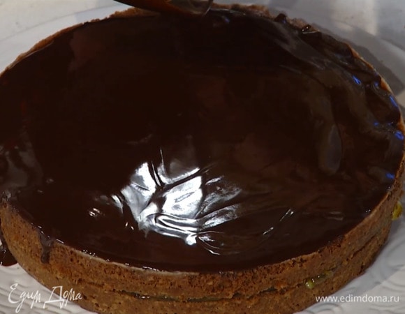 Срезанную сторону коржей часто наколоть зубочисткой и с помощью кисточки пропитать виски, нижний корж смазать апельсиновым джемом, накрыть другим коржом корочкой вверх и полить шоколадной глазурью.