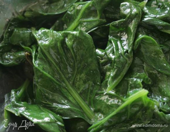 Шпинат разморозить и отжать лишнюю жидкость.