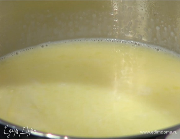 В небольшую кастрюлю влить молоко, добавить сливочное масло и прогревать на небольшом огне до полного растворения масла, не доводя до кипения.