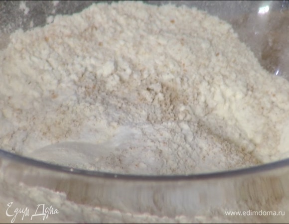 Оба вида муки перемешать с разрыхлителем и солью.