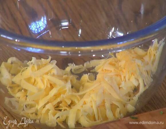 Сыр натереть на крупной терке.