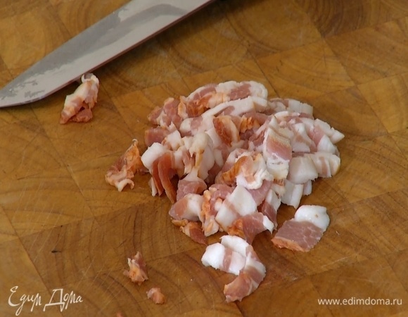 Бекон мелко порезать.