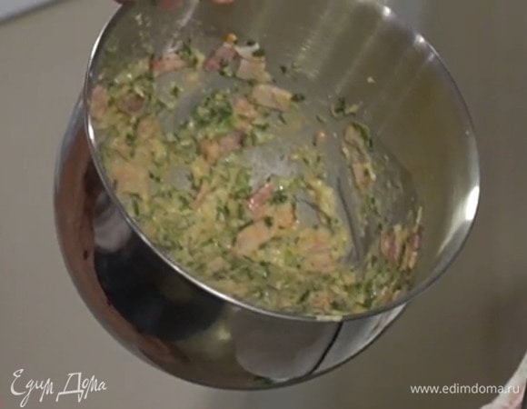 Яйца с сахаром поместить в чашу комбайна и взбить в пену, всыпать муку с разрыхлителем, влить молоко с маслом, добавить шпинат и вымешивать на невысокой скорости, затем, не выключая комбайна, выложить в тесто сыр и бекон и вымешать еще немного.