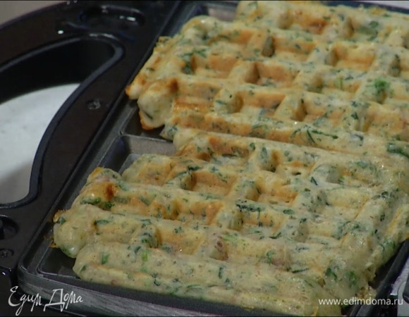 Разогреть вафельницу и испечь вафли.