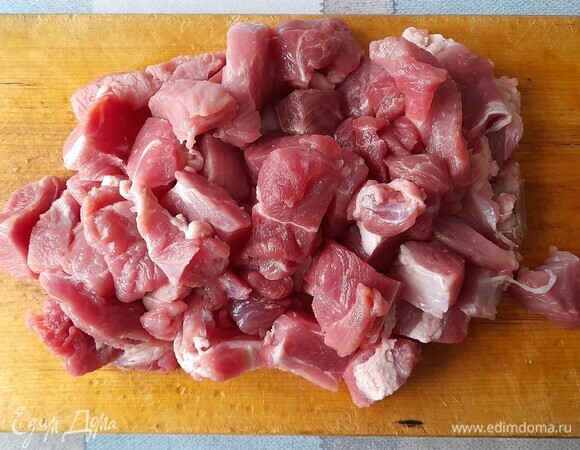 Нарезать мясо небольшими кусочками.