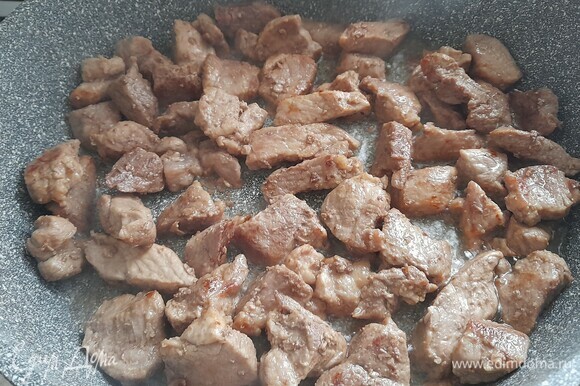 На сковороде разогреть часть растительного масла, выложить свинину и обжарить почти до готовности. Выложить мясо в тарелку, масло оставить в сковородке.