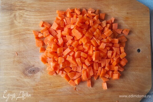 Морковь почистить, вымыть, обсушить, нарезать кубиками.